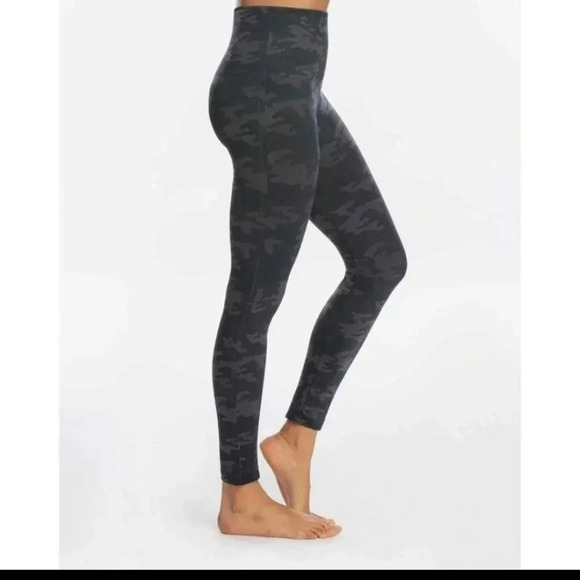 𝅺Spanx Look at Me Now Camo Gray High Rise Seamless Leggings(M) - Picture 2 of 9